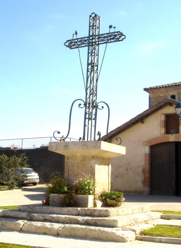 Croix au centre du village