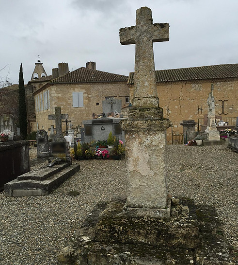 La croix antique dans le cimetière